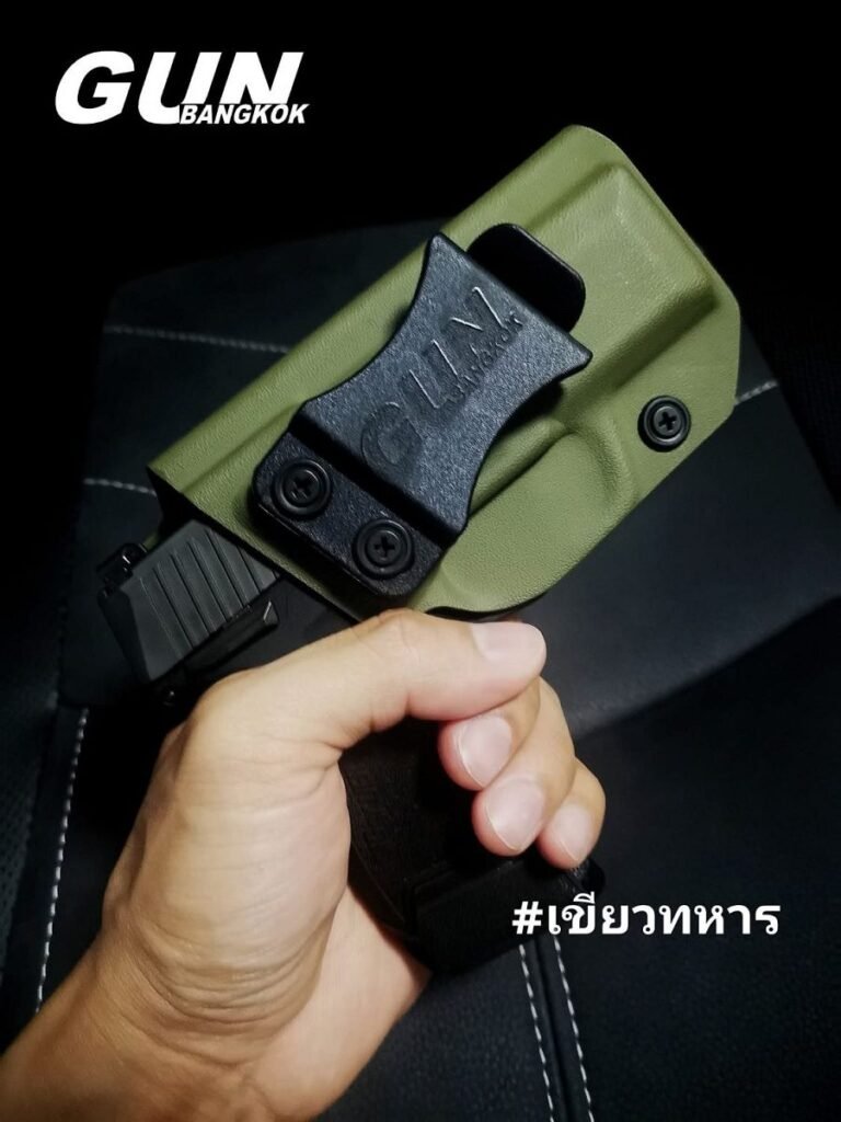 ซองปืนพกในสีเขียวทหาร ซองรุ่นแรกของ GUN BANGKOK ที่สั่งผลิตจากโรงงานในจีนภายใต้แบรนด์ของตัวเอง