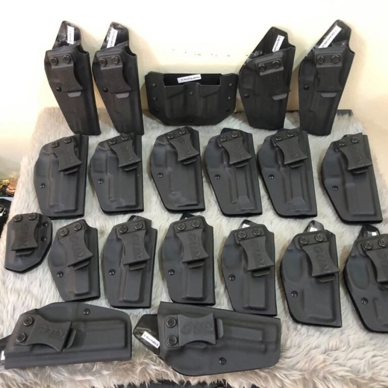 ซองปืนพกใน KYDEX หลายรุ่นของ GUN BANGKOK ที่ช่างไทยผลิตให้ วางเรียงก่อนจัดส่ง